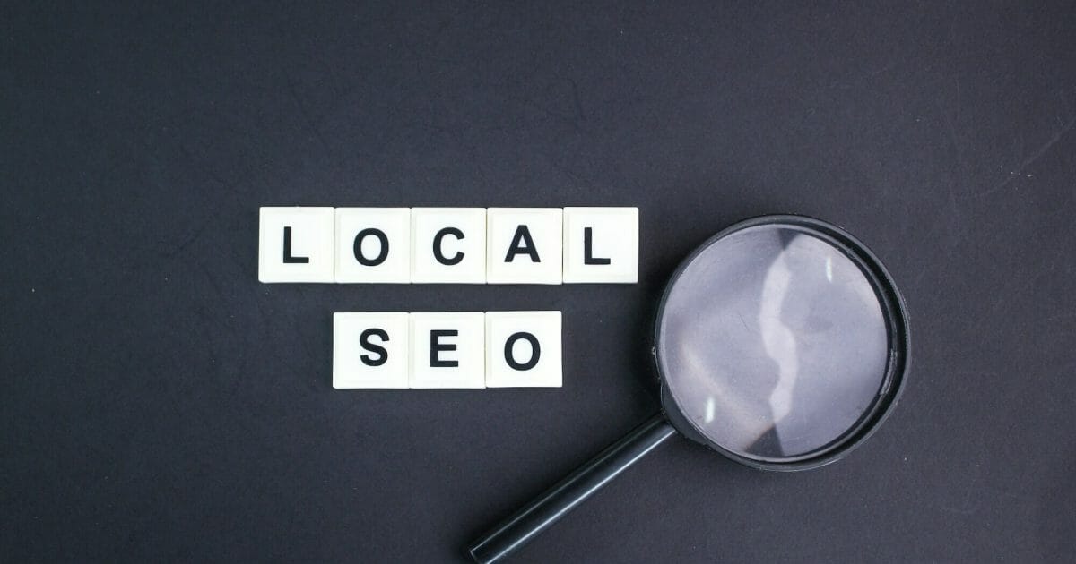 magnifying glass with local seo alphabet words.