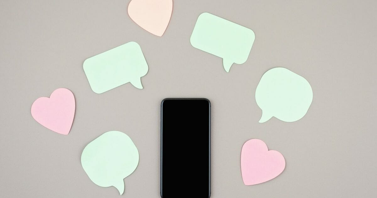 Mockup flat lay with smartphone and hearts and speach bubbles